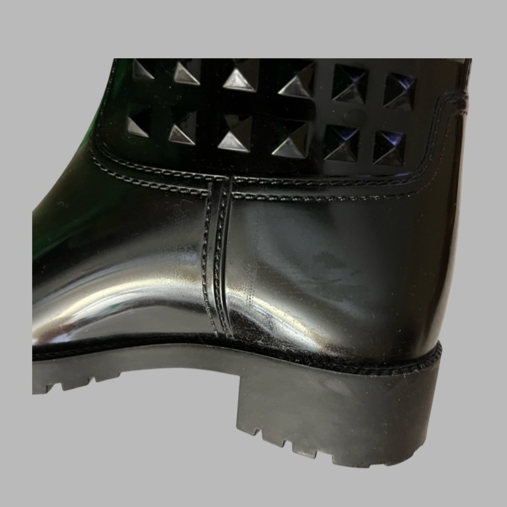 Valentino Garavani Rockstud Short Rain
Boots Size 6 with box & dust bag, - Picture 8 of 12
